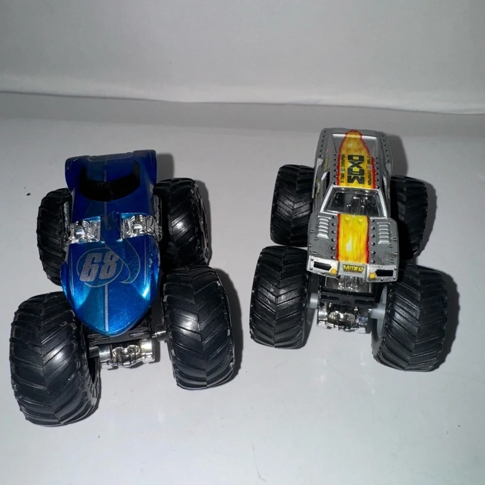 Hot wheels monster jam lot Trucks. MAX-D. V8 Bomber. Mattel 1.5”-3”